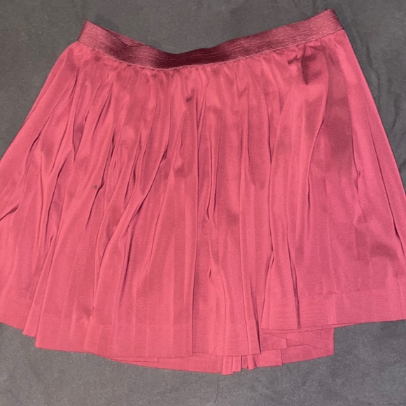 Flowey burgundy skirt - Picture 1 of 2